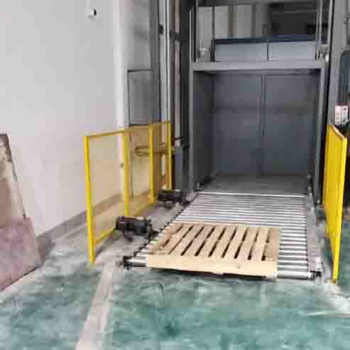 巢湖某新材料公司新工廠往復(fù)式提升機